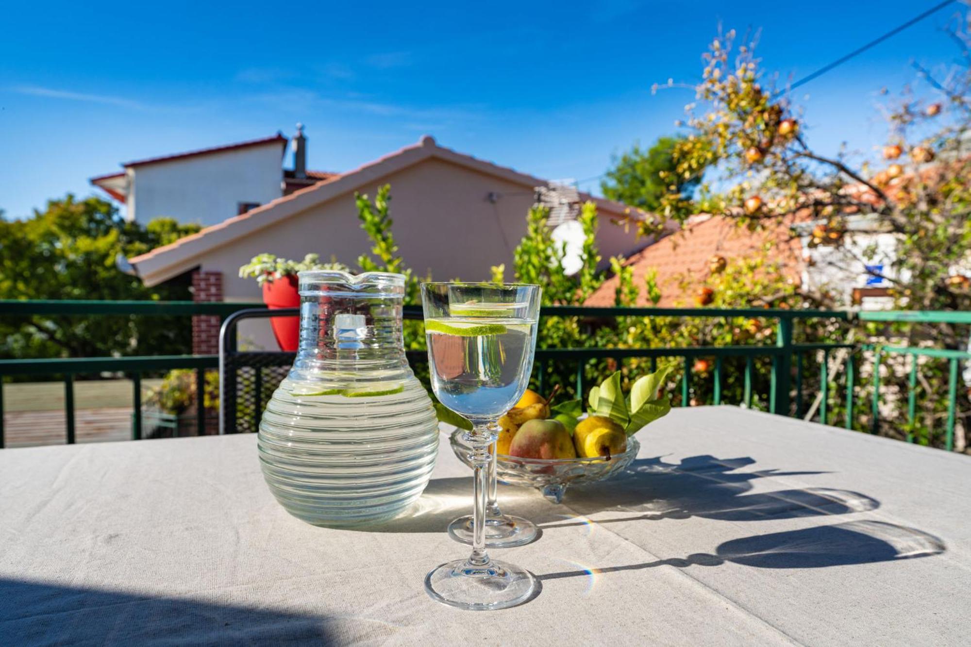 Apartments Adriana Стариград-Пакленица Стая снимка
