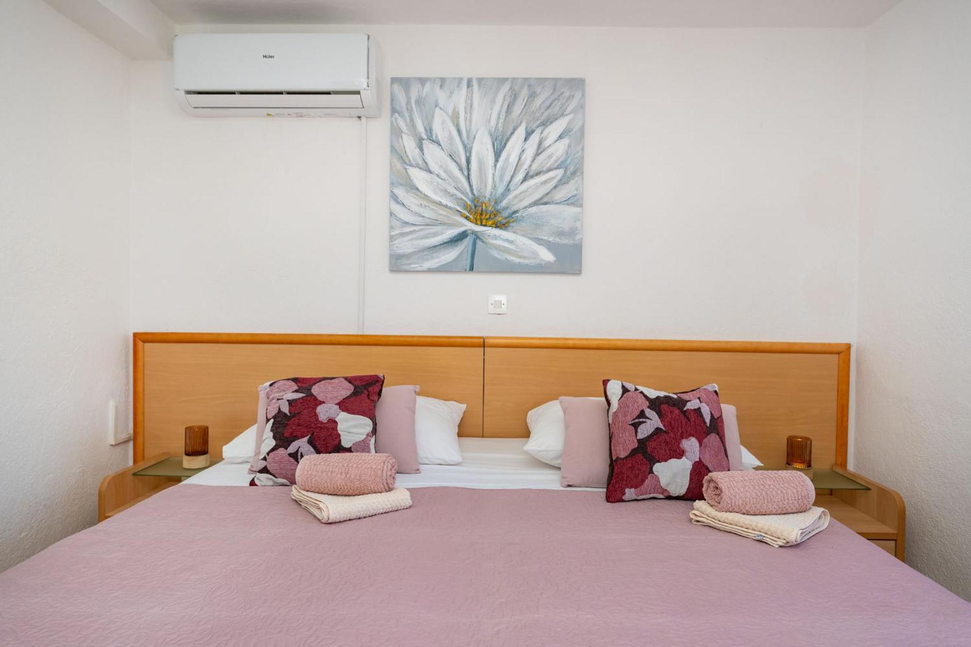 Apartments Adriana Стариград-Пакленица Стая снимка