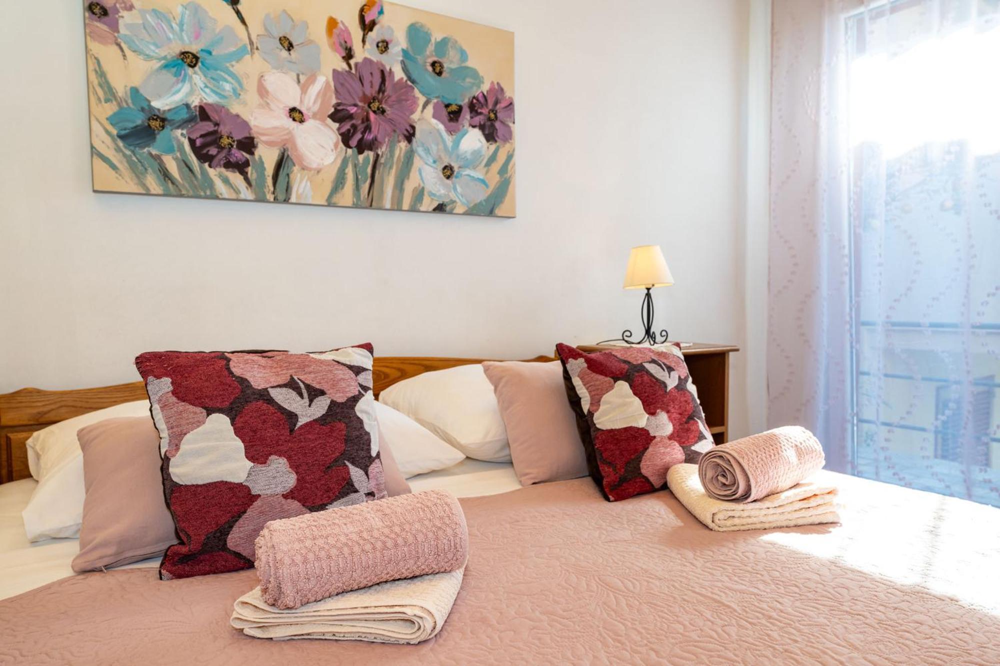 Apartments Adriana Стариград-Пакленица Стая снимка